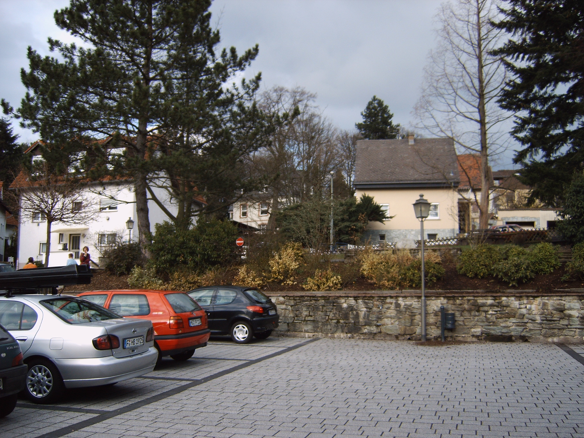 Parkplatz mit Blick auf den Park in der Ortsmitte